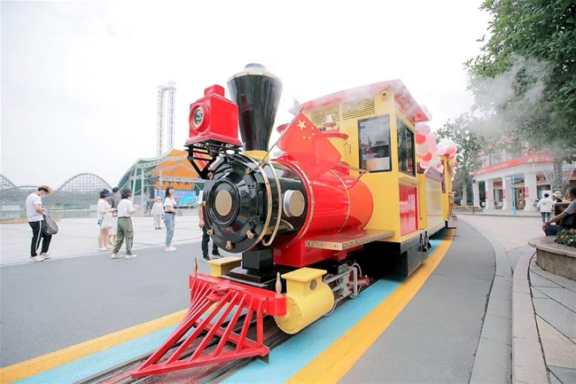 上海欢乐谷环园小火车首发亮相 开启妙趣游园新体验